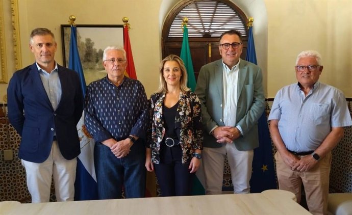 La alcaldesa de Alcalá de Guadaíra, Ana Isabel Jiménez, y el presidente de la peña, Antonio Durán, han rubricado el convenio que da continuidad a la vinculación de ambas entidades a favor del Flamenco.