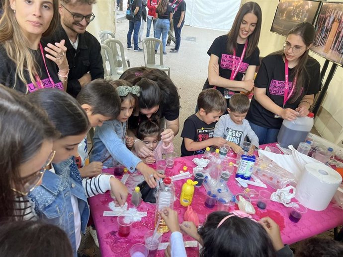 La noche europea de los investigadores reúne a unas 85.000 personas y más de 3.000 científicos en Andalucía