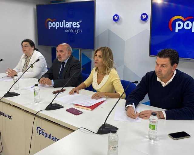 La portavoz del PP en las Cortes, Mar Vaquero; el  vicepresidente de la FAMCP y alcalde de Illueca, Ignacio Herrero; el presidente del Consejo de Alcaldes del PP y alcalde de Calatayud,José Manuel Aranda y alcaldesa de Albalate del Arzobispo, Isabel Arnas