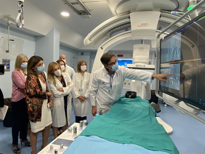 La delegada de Salud y Consumo de la Junta, María Jesús Botella, visita el nuevo quirófano híbrido con angiógrafo biplano del Hospital Reina Sofía.