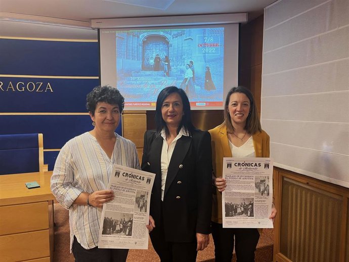 De izquierda a derecha, una de las integrandes de la la asociación Somos Maluenda, Mari Carmen Martínez; la alcaldesa de Maluenda, Carmen Herrero; y otra de las integrantes de esta misma asociación, Esperanza Sánchez.