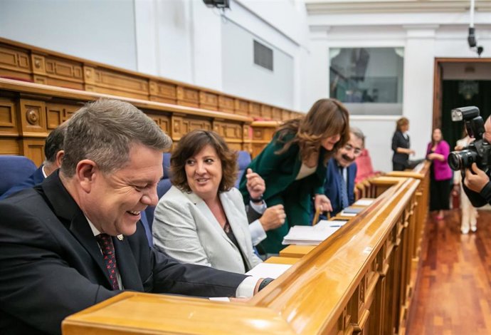 El presidente de Castilla-La Mancha, Emiliano García-Page, y la consejera de Economía, Empresas y Empleo en el Debate sobre el Estado de la Región.