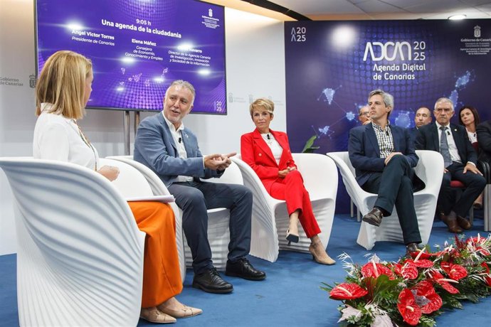 El presidente de Canarias, Ángel Víctor Torres, y la consejera regional de Economía, Conocimiento y Empleo, Elena Máñez, junto al director de la ACIISI, Carlos Navarro, en la presentación de la Agenda Digital Canaria