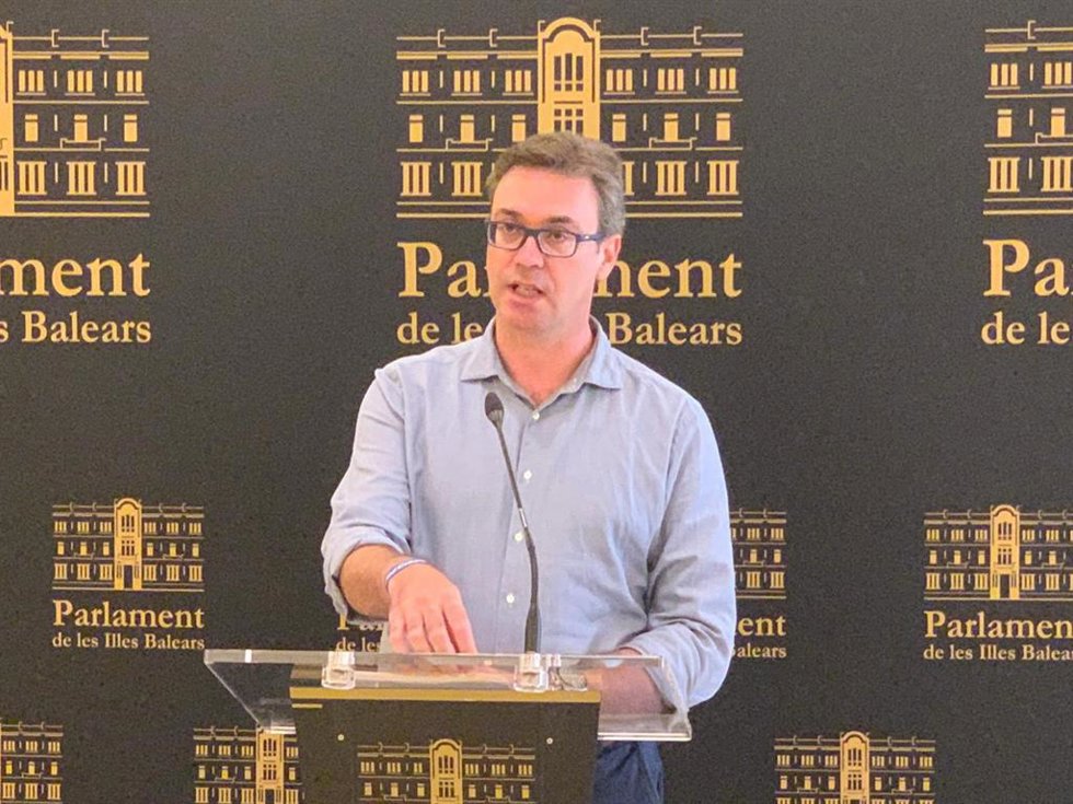 Archivo - El portavoz del PP en el Parlament, Toni Costa, en la rueda de prensa de este lunes.