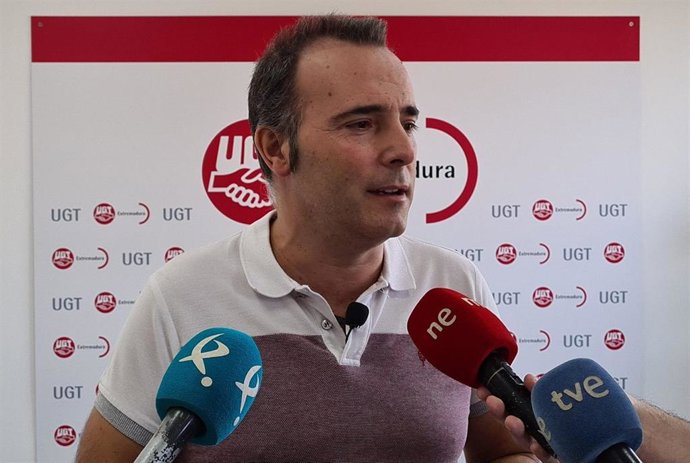 El secretario de Política Institucional y Empleo de UGT Extremadura, Francisco Morcillo, valora los datos del paro