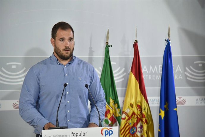 El portavoz de Empleo del Grupo Parlamentario Popular, Javier Cienfuegos, valora en rueda de prensa los datos del paro