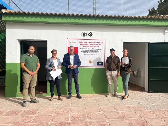 El delegado de Cohesión Territorial de la Diputación de Córdoba, Juan Díaz (centro), en su visita a Moriles.