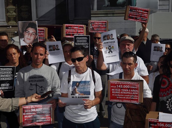 Familiares de diez víctimas de violencia vial a las puertas del Congreso de los Diputados tras entregar más de 650.000 firmas para solicitar un endurecimiento del Código Penal, en el Congreso de los Diputados, en Madrid (España). 