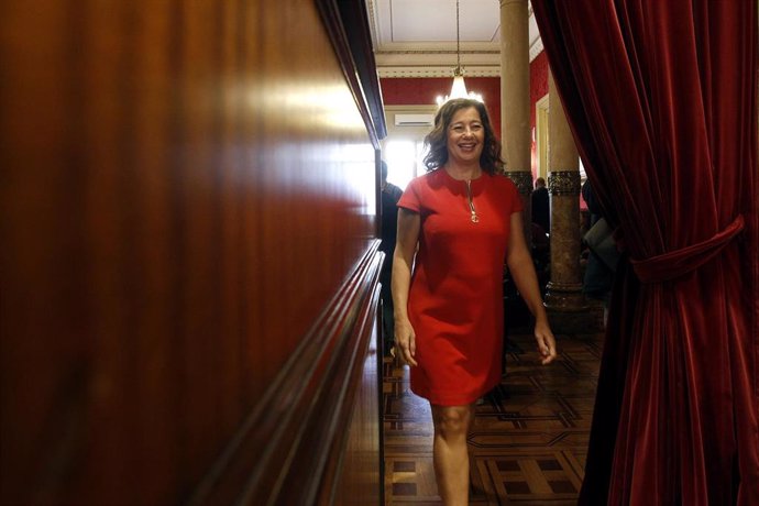 La presidenta del Govern balear, Francina Armengol, a su llegada al Debate de Política General en el Parlament, a 4 de octubre de 2022, en Palma de Mallorca, Mallorca, Islas Baleares (España).  