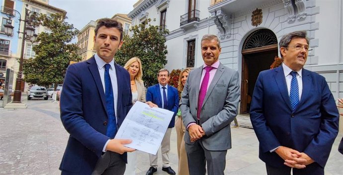Jorge Saavedra, a la izquierda en la imagen, con el Grupo Municipal Popular, en una foto de archivo