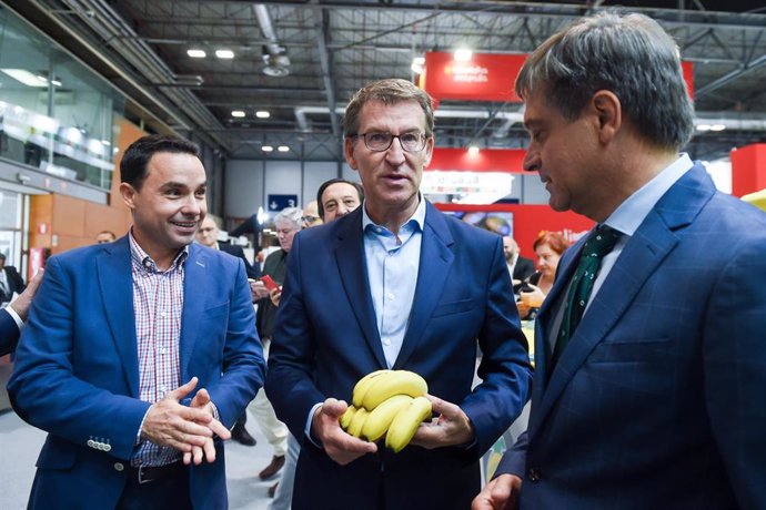 El presidente del Partido Popular, Alberto Núñez Feijóo (c), sostiene unos plátanos a su llegada a la visita a la Feria Internacional de Frutas y Verduras, Fruit Attraction 2023, en la Feria de Madrid, Ifema, a 4 de octubre de 2022, en Madrid (España)