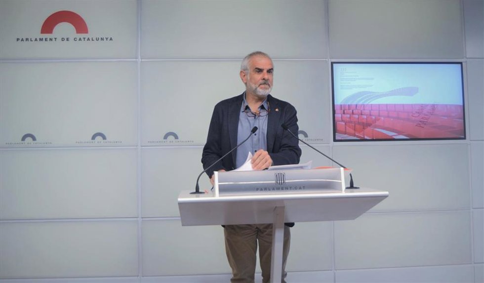 El líder de Cs en Catalunya, Carlos Carrizosa, en rueda de prensa desde el Parlament.
