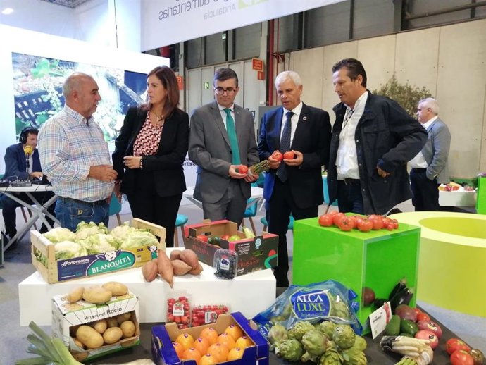 El delegado de Empleo en Granada, Javier Martín, durante su visita a la Feria Internacional del Sector de Frutas y Hortalizas, Fruit Attraction 2022.