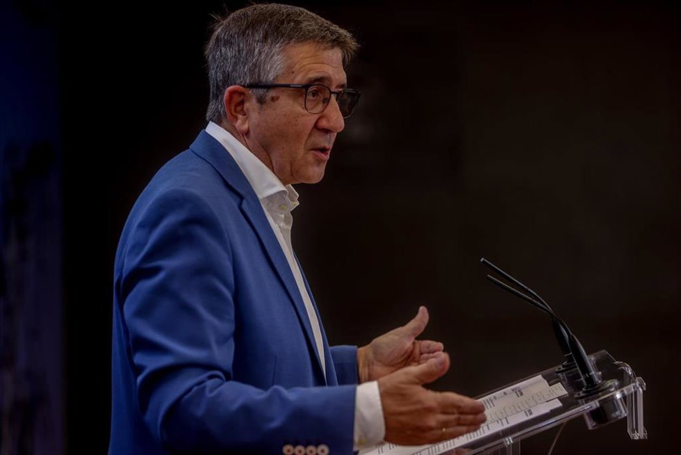 El portavoz del grupo socialista en el Congreso, Patxi López, ofrece una rueda de prensa posterior a la Junta de Portavoces, en el Congreso de los Diputados, a 4 de octubre de 2022, en Madrid (España).