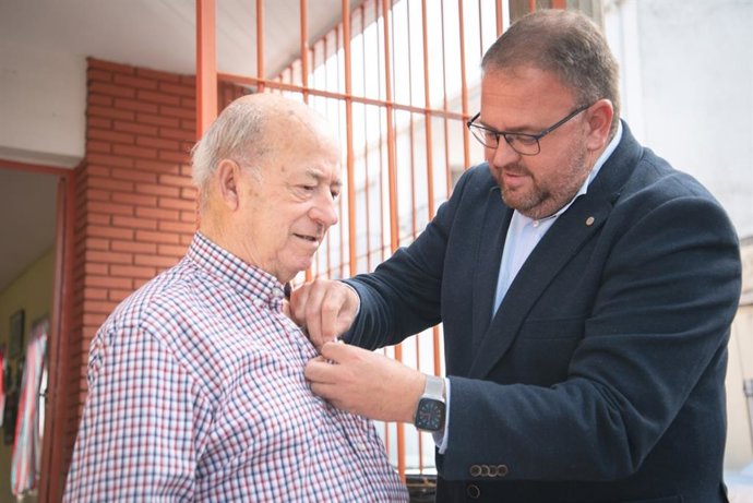 El alcalde de Mérida, Antonio Rodríguez Osuna, en el homenaje a Valeriano Prida