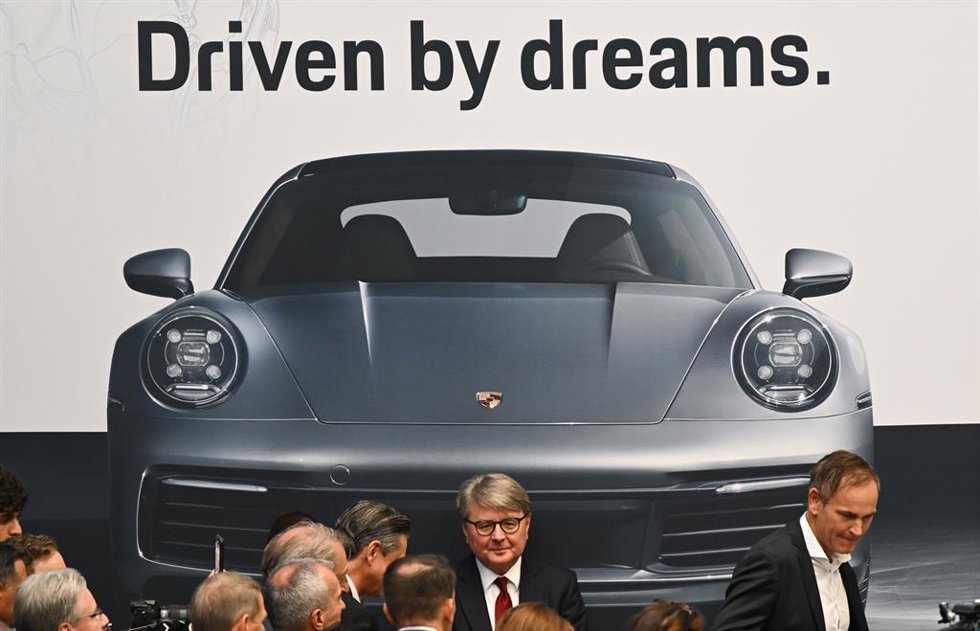 FILED - 29 September 2022, Hessen, Frankfurt_Main: Oliver Blume (R), Chairman of the Board of Management of Volkswagen AG and Porsche AG, and Theodor Weimer (C), Chairman of the Board of Management of Deutsche Boerse AG, stand in front of a poster readi
