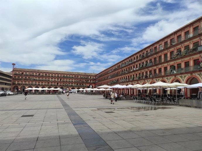 Veladores de establecimientos de hostelería instalados en la Plaza de la Corredera.