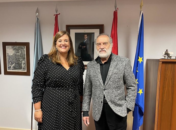 La alcaldesa de Segovia, Clara Martín, y el artista segoviano Carlos Muñoz de Pablos.