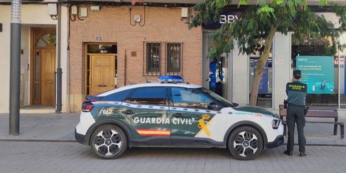 Un vehículo de la Guardia Civil en el lugar del atraco.