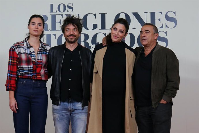 (I-D) La actriz Loreto Mauleón; el director del film Oriol Paulo; la actriz Bárbara Lennie y el actor Eduard Fernández, posan en el photocall de la película Los renglones torcidos de Dios, en el Westin Palace, a 4 de octubre de 2022, en Madrid (España