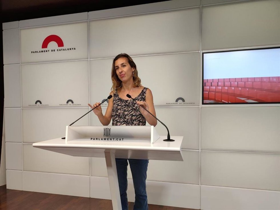 La diputada de la CUP en el Parlament Laia Estrada en rueda de prensa