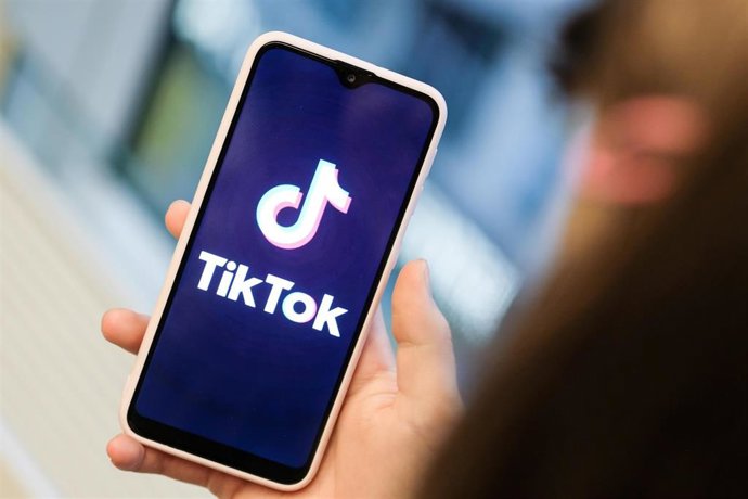 Archivo - Aplicación de la red social TikTok en un teléfono móvil