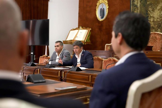 El presidente del Consorcio Provincial de Prevención y Extinción de Incendios de la Diputación de Córdoba, Rafael Llamas, informa sobre la adquisión de 19 nuevos vehículos.