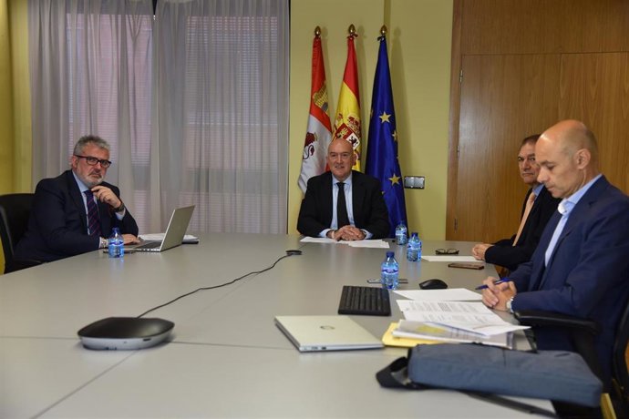 Carnero (c) preside la reunión del Consejo de Cooperación Local.