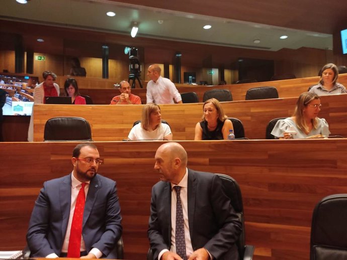 Adrián Barbón junto a Juan Cofiño en la Junta.