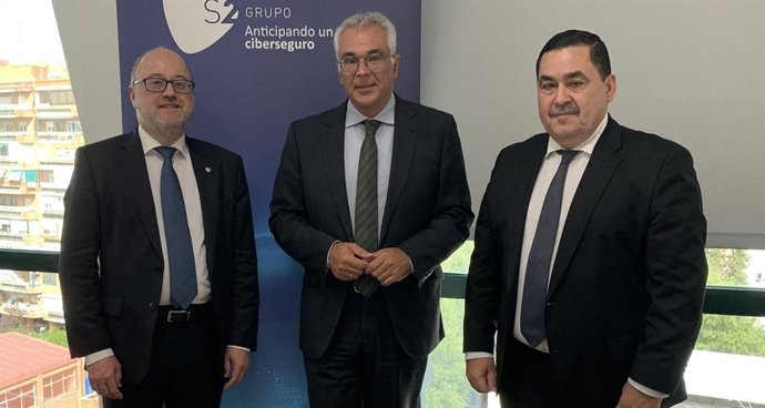 (I-D), El Socio Director De S2 Grupo ,Miguel A. Juan; El Consejero De Administración Local Y Digitalización, Carlos Izquierdo Torres; Y El Socio Director De S2 Grupo, José Rosell, En La Inauguración De La Nueva Sede De La Empresa De Ciberseguridad