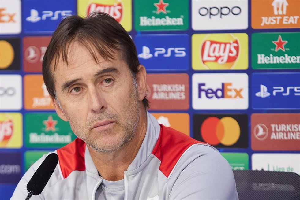 El entrenador del Sevilla FC, Julen Lopetegui, atiende a los medios de comunicación en rueda de prensa previa a un encuentro de Liga de Campeones. 