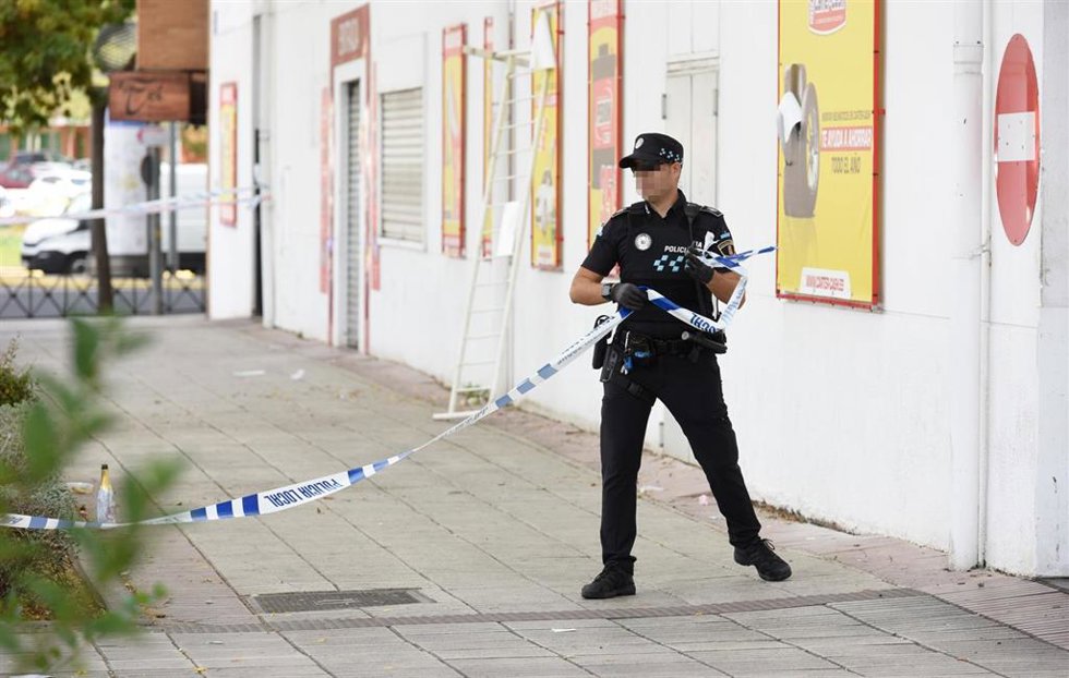 Un agente de Policía Nacional durante un dispositivo policial en inmediaciones de la discoteca Caña Brava, a 3 de octubre de 2022, en Fuenlabrada, Madrid (España).