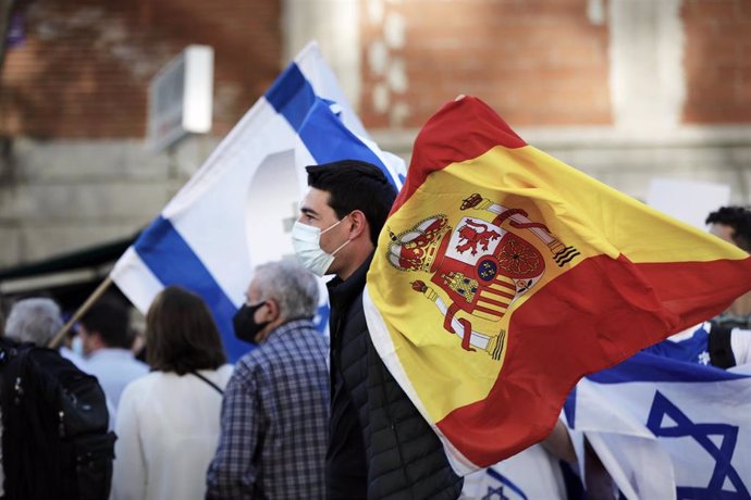 Archivo - Varias personas con banderas de Israel durante una concentración de la Federación de Comunidades Judías de España (FCJE), frente a la Embajada de Israel, a 20 de mayo de 2021, en Madrid (España).