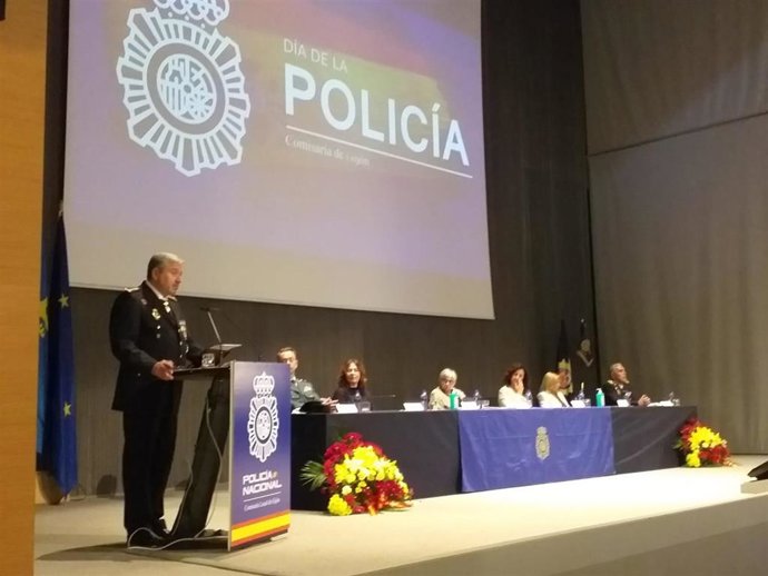 Dámaso Colunga, comisario jefe de la Comisaría del Cuerpo Nacional de Policía de Gijón, interviene con motivo de la celebración de los Santos Ángeles Custodios, patrón de la Policía Nacional, en el recinto ferial de Gijón 'Luis Adaro