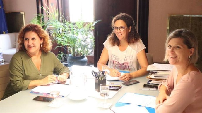 La presidenta del Consell de Mallorca, Catalina Cladera, durante la reunión de adhesión de la institución insular a la Alianza País Pobreza Infantil Cero.