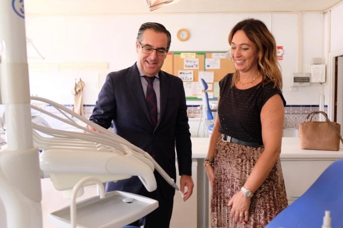 Miguel Briones, Delegado De Desarrollo Educativo Y Formación Profesional, Junto A La Directora Del IES Santa Bárbara, Lorena María Pérez.