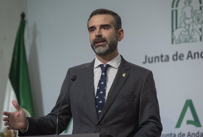 El consejero de Sostenibilidad, Medio Ambiente y Economía Azul y portavoz del Gobierno andaluz, Ramón Fernández-Pacheco, durante la rueda de prensa posterior al Consejo de Gobierno de la Junta de Andalucía, a 04 de octubre de 2022, en Sevilla (Andalucía