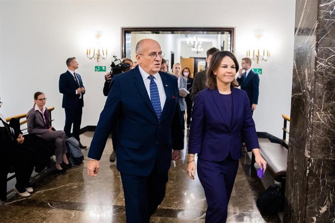 El minitro de Exteriores de Polonia, Zbigniew Rau, y su homóloga alemana, Annalena Baerbock.