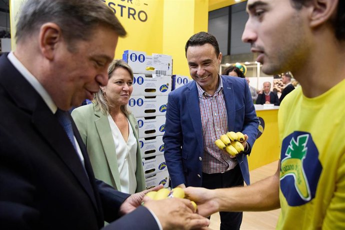La consejera de Agricultura, Ganadería y Pesca del Gobierno de Canarias, Alicia Vanoostende, y el ministro de Agricultura, Pesca y Alimentación, Luis Planas, en la Fruit Attraction