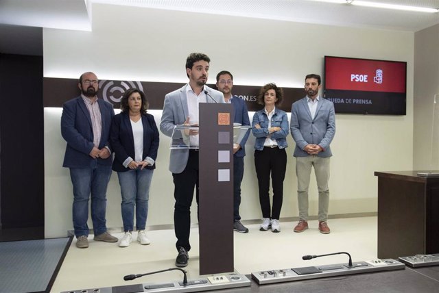 El diputado socialista en las Cortes de Aragón y alcalde de Bujaraloz, Darío Villagrasa, comparece con los diputados y alcaldes de Cariñena, Aínsa, Luceni y concejales de Celadas y Estadilla.