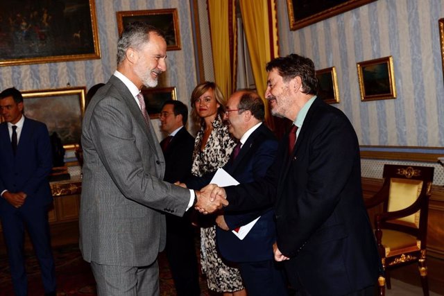 El Rey Felipe VI saluda al director del Insituto Cervantes, Luis García Montero.