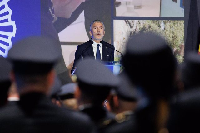 El ministro de Interior, Fernando Grande-Marlaska, interviene durante los actos organizados con motivo de la celebración del Día de la Policía Nacional, en la Feria de Madrid, Ifema, a 4 de octubre de 2022, en Madrid (España). 