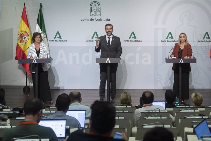 Los consejeros de Sostenibilidad, Medio Ambiente y Economía Azul y portavoz del Gobierno andaluz, Ramón Fernández-Pacheco (c); de Salud y Consumo, Catalina García (i); y de Fomento, Articulación del Territorio y Vivienda, Marifrán Carazo (d), durante la