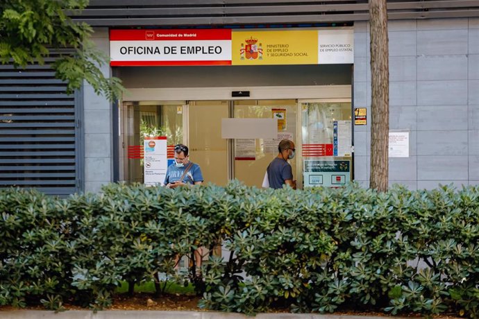 Archivo - Varias personas pasan por delante de una oficina del Servicio Público de Empleo Estatal (Sepe).