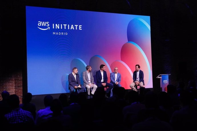 Mesa redonda 'Innovando para mejorar el servicio al ciudadano' en el marco de AWS Initiate Madrid 2022, un acto organizado por Amazon Web Services.