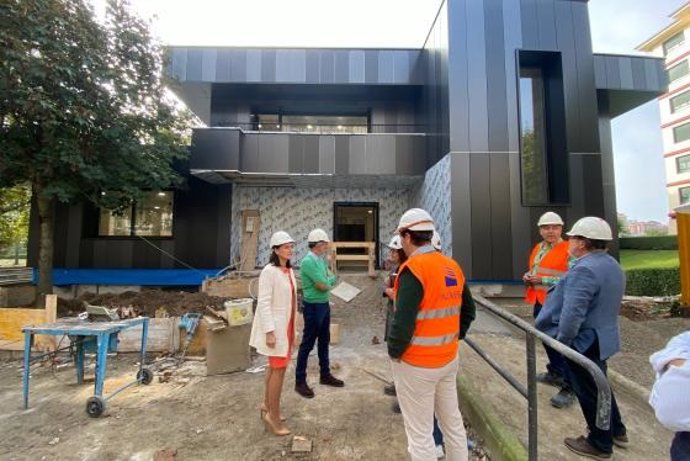 La alcaldesa de Santander, Gema Igual, visita las obras de rehabilitación y ampliación del centro cívico Fernando Ateca, en Monte