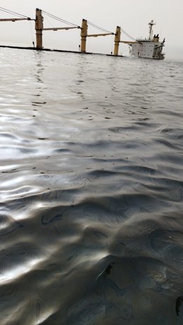 Restos de hidrocarburo en el agua con el OS35 de fondo.