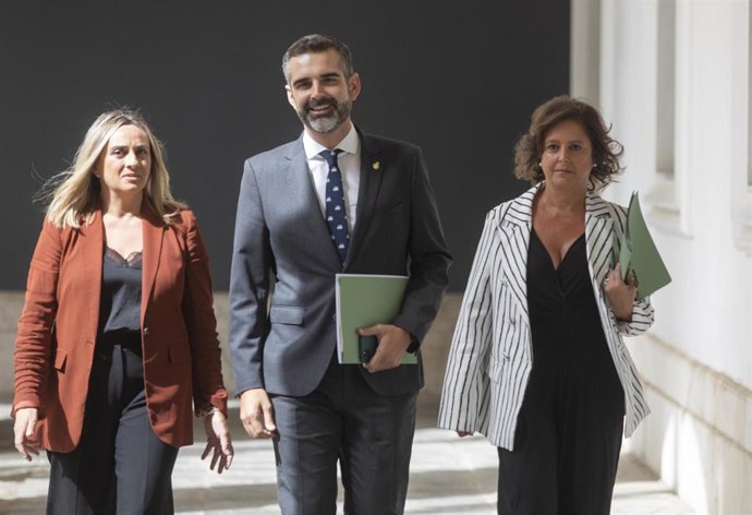 Los consejeros de Sostenibilidad, Medio Ambiente y Economía Azul y portavoz del Gobierno andaluz, Ramón Fernández-Pacheco (c); de Salud y Consumo, Catalina García (d); y de Fomento, Articulación del Territorio y Vivienda, Marifrán Carazo (i), a su llega