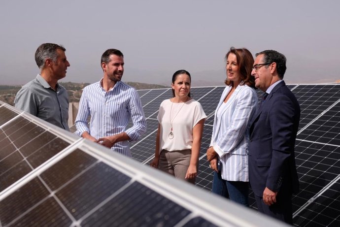 El delegado territorial de Desarrollo Educativo y Formación Profesional, Universidad, Investigación e Innovación, Miguel Briones, visita el IES Antonio Gala con motivo de la licitación de las obras de ampliación de espacios en este centro educativo