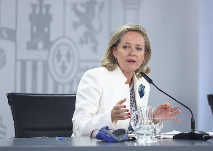 La vicepresidenta primera y ministra de Asuntos Económicos y Transformación Digital, Nadia Calviño, interviene durante una rueda de prensa posterior al Consejo de Ministros, en el Palacio de La Moncloa, a 4 de octubre de 2022, en Madrid (España). 